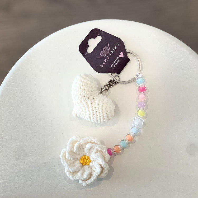 Keychain with floral design, white heart and colorful beads