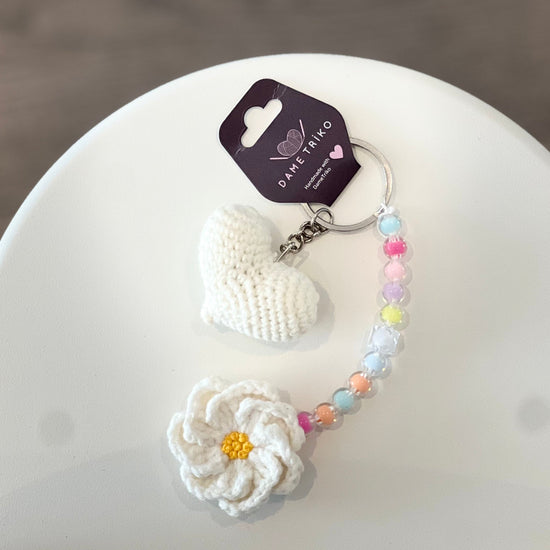 Keychain with floral design, white heart and colorful beads
